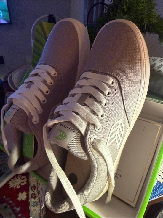Cariuma Gray Canvas Low-Top Sneakers with White Laces and Green Accents main image 7
